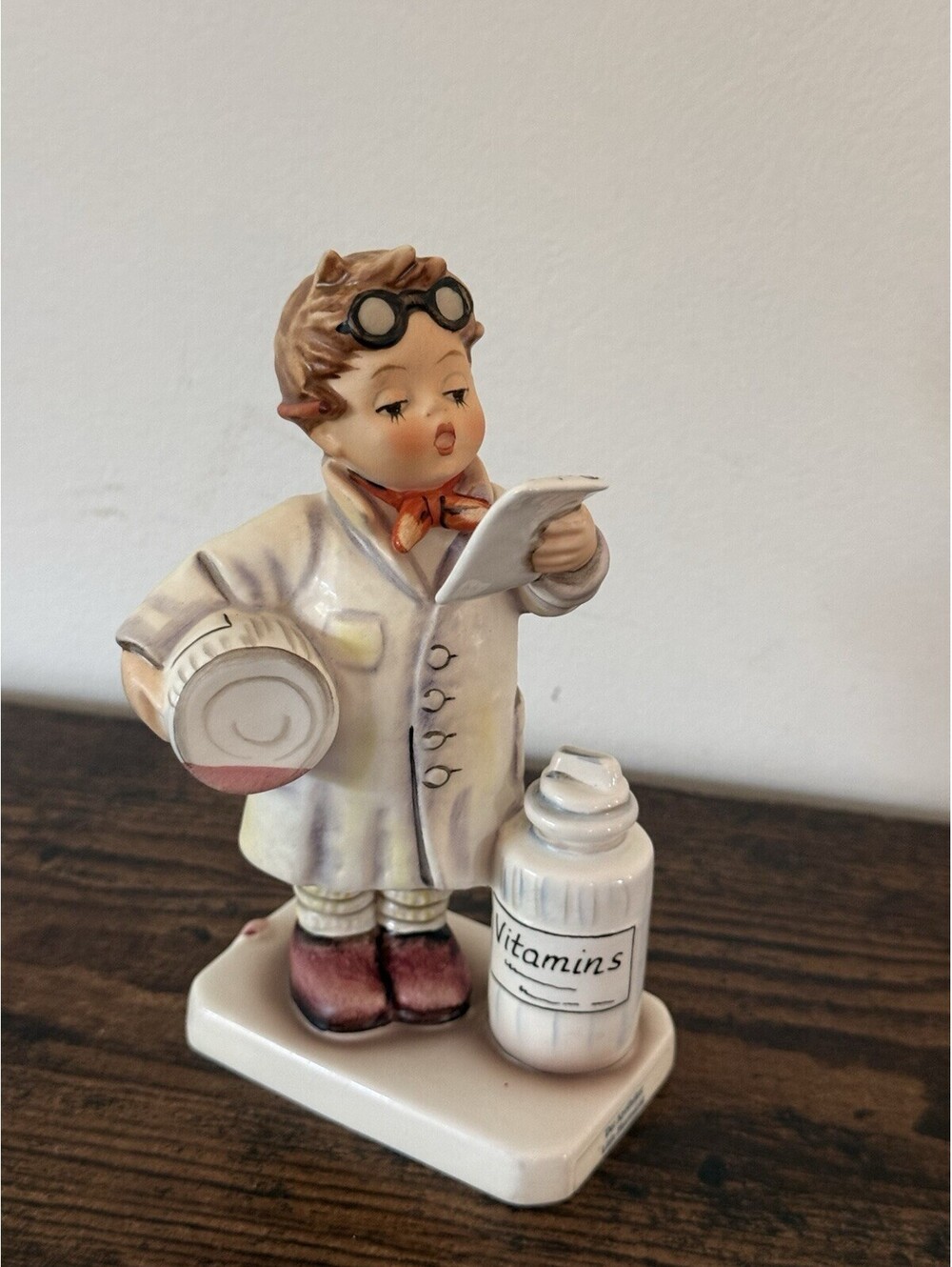 Goebel Hummel Figurine Little Pharmacist #322 Painter Signed KO 93 Excellent